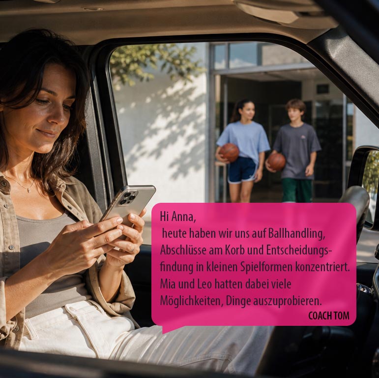 Beispielbild: Eine Mutter liest im Auto eine Nachricht des Coaches auf dem Smartphone, im Hintergrund kommen zwei Jugendliche mit Basketbällen aus der Halle (KI-generiertes Bild)